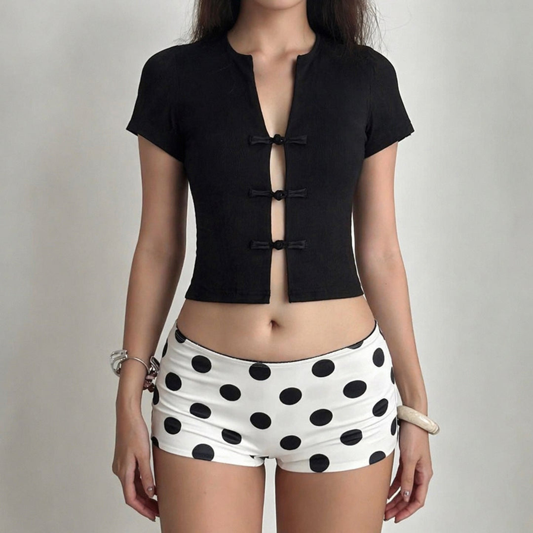 Dame kortermet bluse med stilige knapper, et moteriktig valg for enhver anledning.