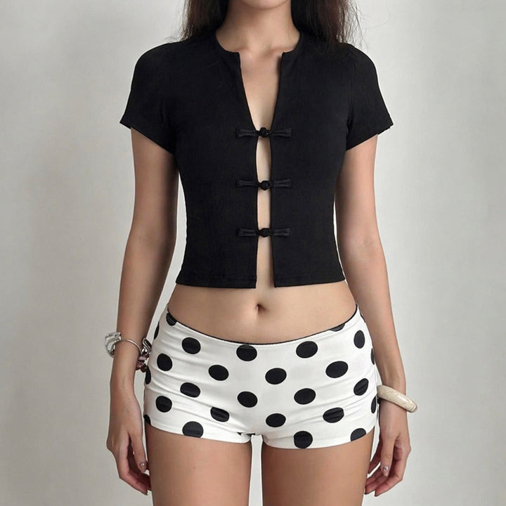 Dame kortermet bluse med stilige knapper, et moteriktig valg for enhver anledning.