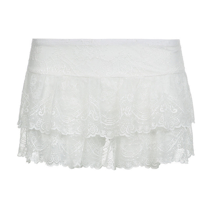 Tidløs elegant hvit damekjole; en allsidig festkjole eller selskapskjole med et feminint svingende skjørt.