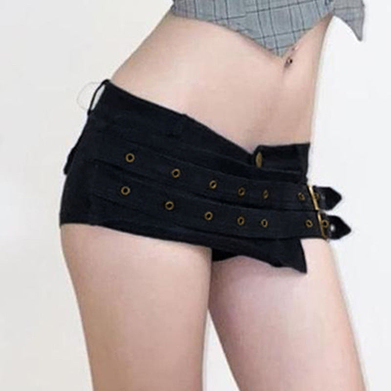 Trendy svart dameshorts med dekorative spenner og beltehemper. Komfortabel og stilfull for fritid.