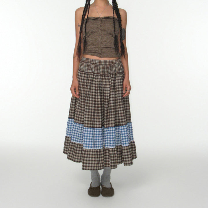 Lys brun rutete sommerkjole med volangkant for kvinner, perfekt for casual sommermote.