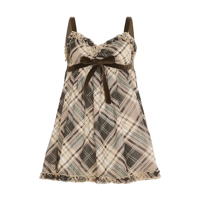 Feminin brun nattskjorte med volanger og justerbare stropper, en komfortabel og elegant sommerkjole for hjemmebruk.