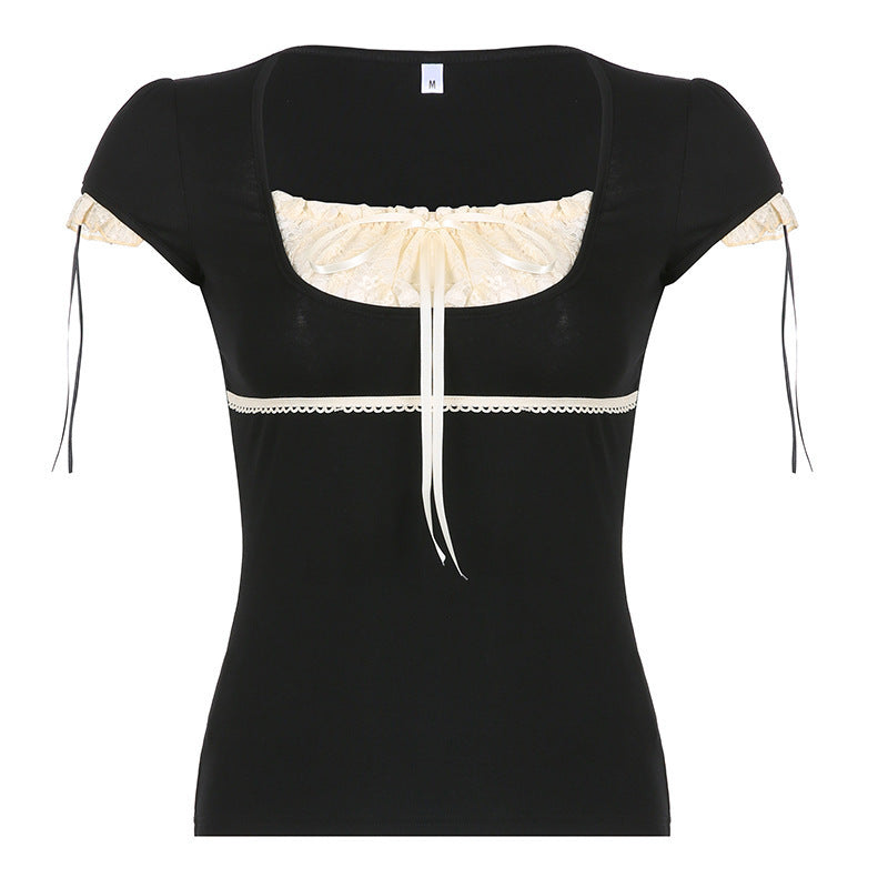 Trendy blondetopp med utsøkte snøredetaljer, en elegant og feminin topp for moderne dame.
