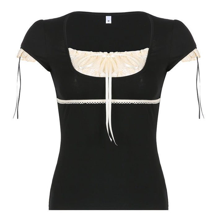 Trendy blondetopp med utsøkte snøredetaljer, en elegant og feminin topp for moderne dame.