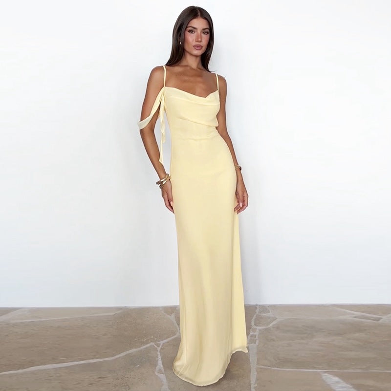 Figurnær svart maxikjole med feminine volanger. Elegant damekjole, perfekt for sommerfester og formelle anledninger.