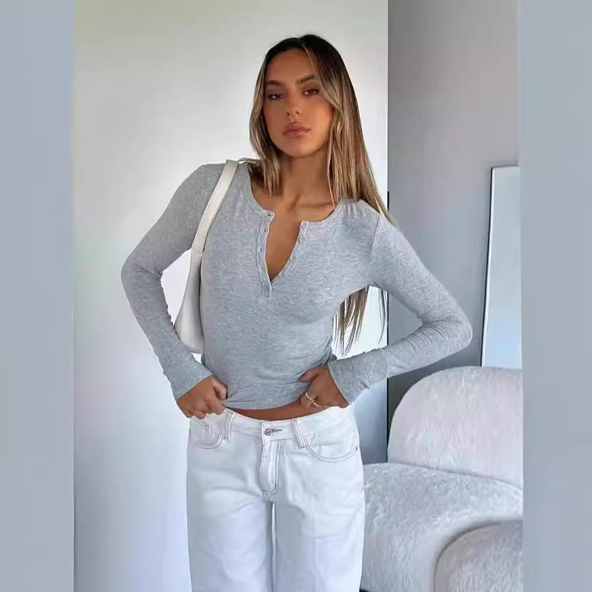 Svart figurnær dame crop-top med V-hals og lange ermer. En elegant og allsidig basic topp.