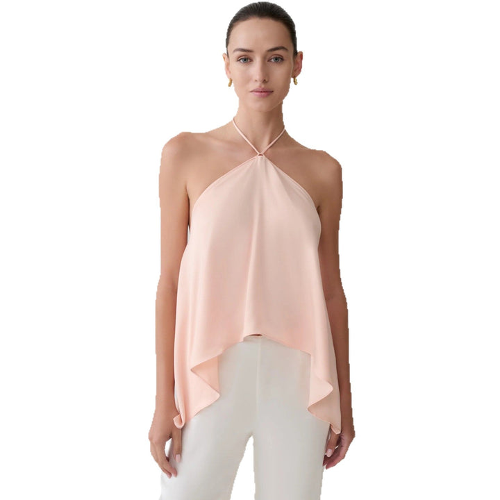 Lett rosa haltertopp til dame med flytende asymmetrisk kant. Elegant ermeløs sommertopp for stilfulle kvinner.
