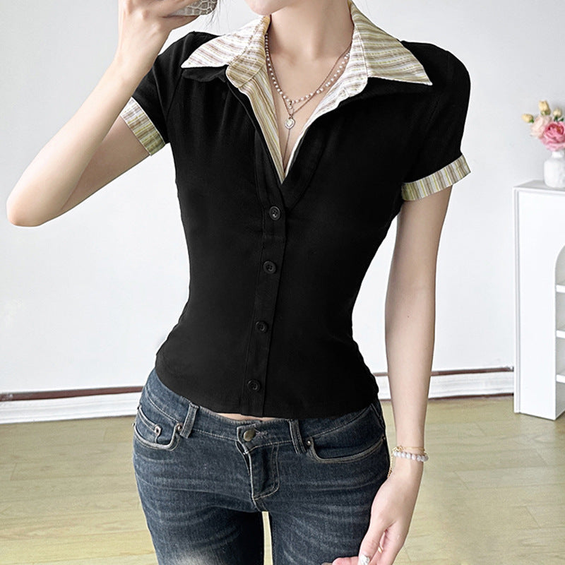 Svart dame kortermet skjorte med hvit kontrastkrage, figursydd for en elegant og trendy stil.