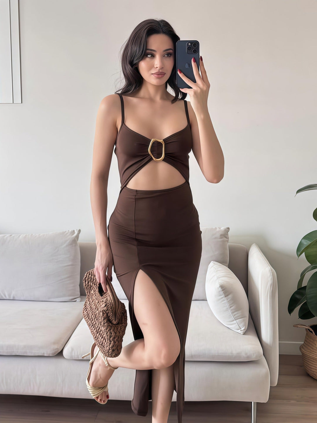 Trendy figurnær beltekjole med cut-outs. Lang, elegant damekjole i brun for fest og anledninger.