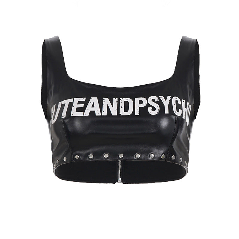 Svart dame cropped topp med unikt skriftdesign og edgy nittepynt. Allsidig for casual bruk eller som festtopp.