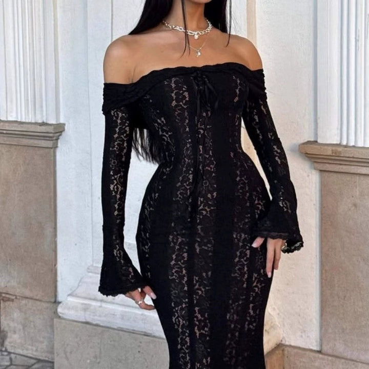 Sommerlig figurnær off-shoulder kjole i lett stoff. Perfekt for varme kvelder og arrangementer.
