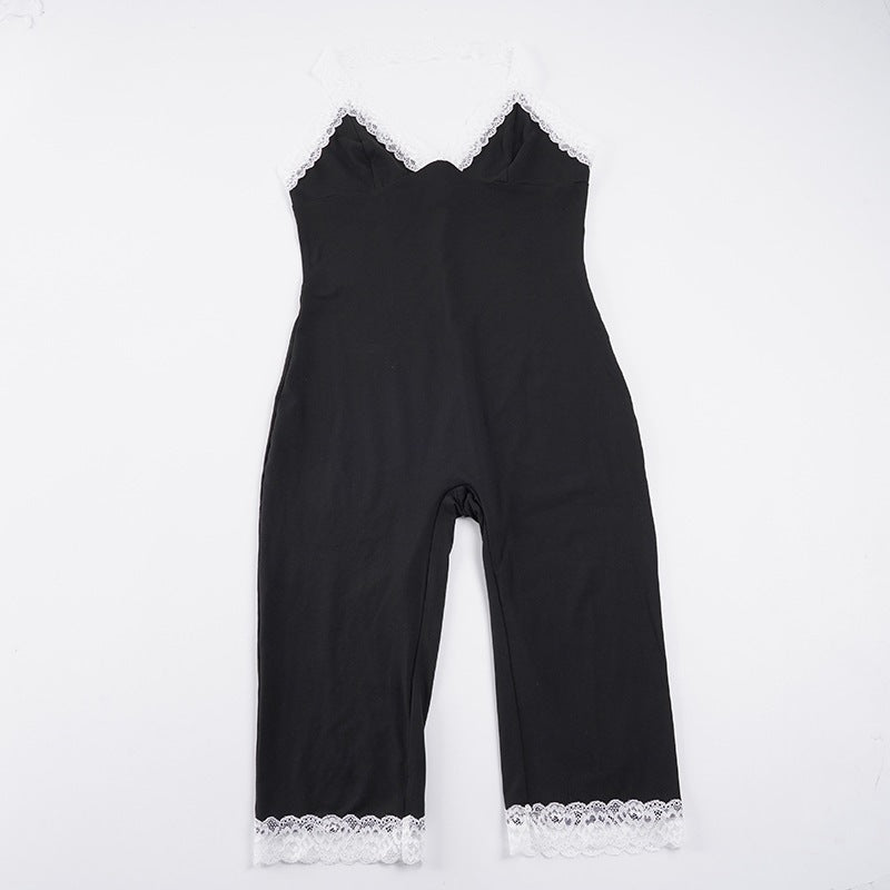 Modell i elegant damejumpsuit med delikate blonder og dyp utringning. Stilfullt antrekk for sommeren.