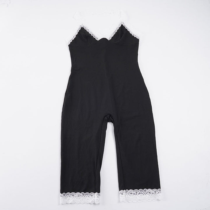 Modell i elegant damejumpsuit med delikate blonder og dyp utringning. Stilfullt antrekk for sommeren.