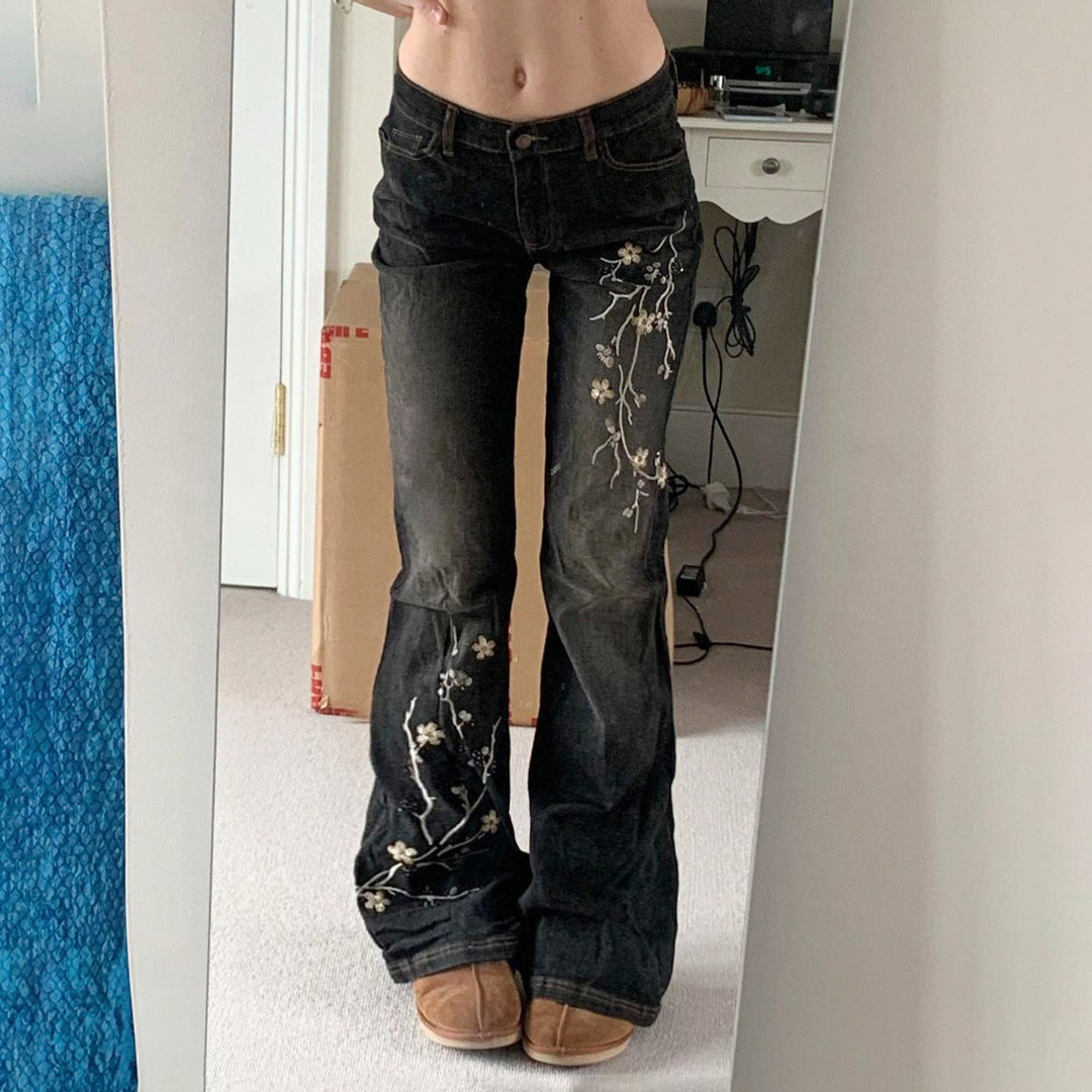 Stilige høy midje flared jeans for kvinner, dekorert med unikt blomstermønster. Komfortabel og trendy damemote.