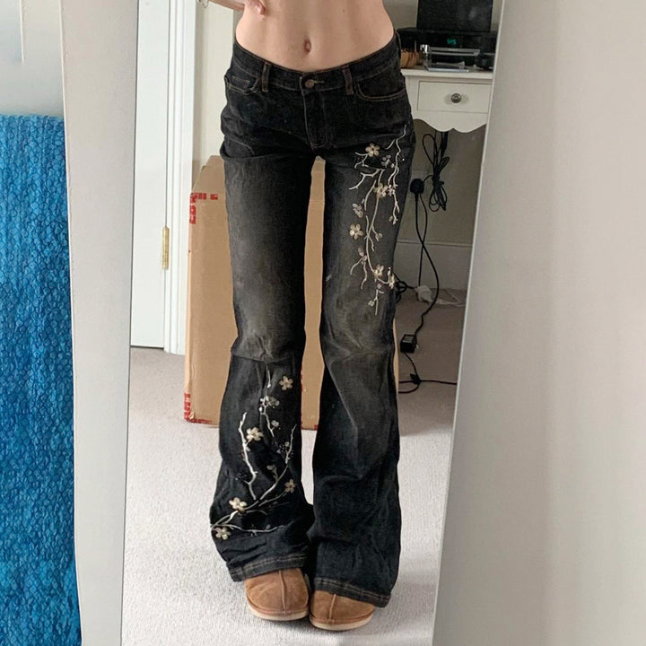 Stilige høy midje flared jeans for kvinner, dekorert med unikt blomstermønster. Komfortabel og trendy damemote.