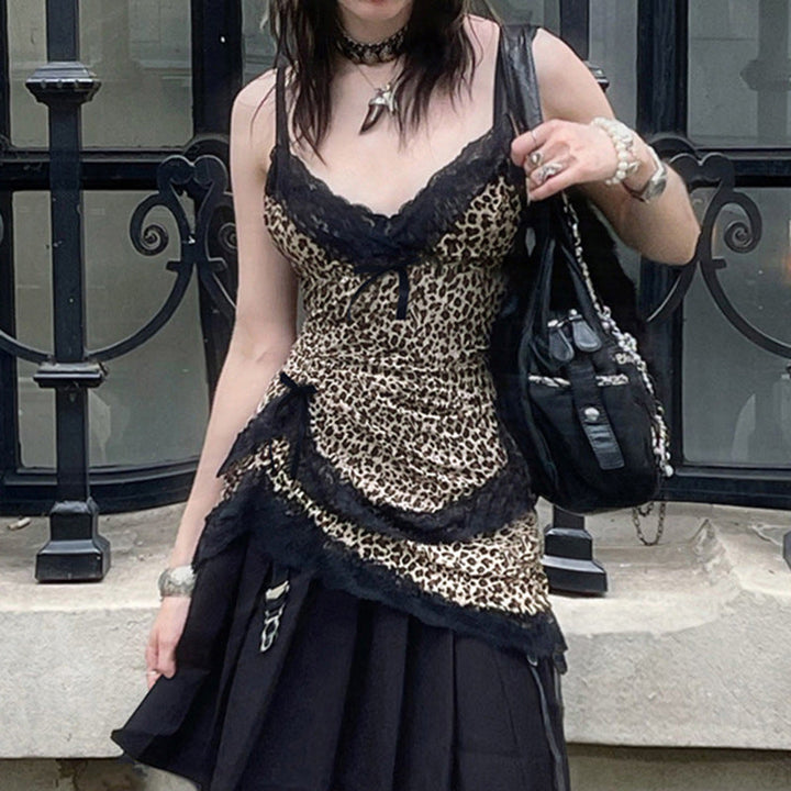 Elegant brun dametopp med leopardmønster. Spiss V-hals og spaghettistropper, perfekt som festtopp.