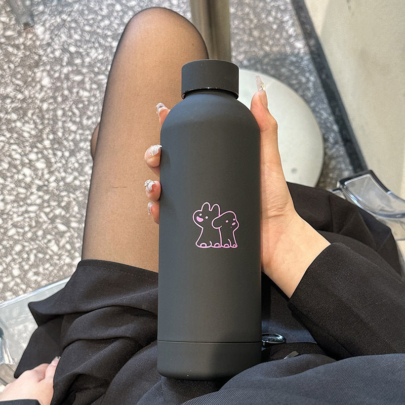 Dame isolert 500ml drikkeflaske med lekent design. Lekkasjesikker gjenbrukbar termosflaske for sport, kontor, reise. Rød/svart.