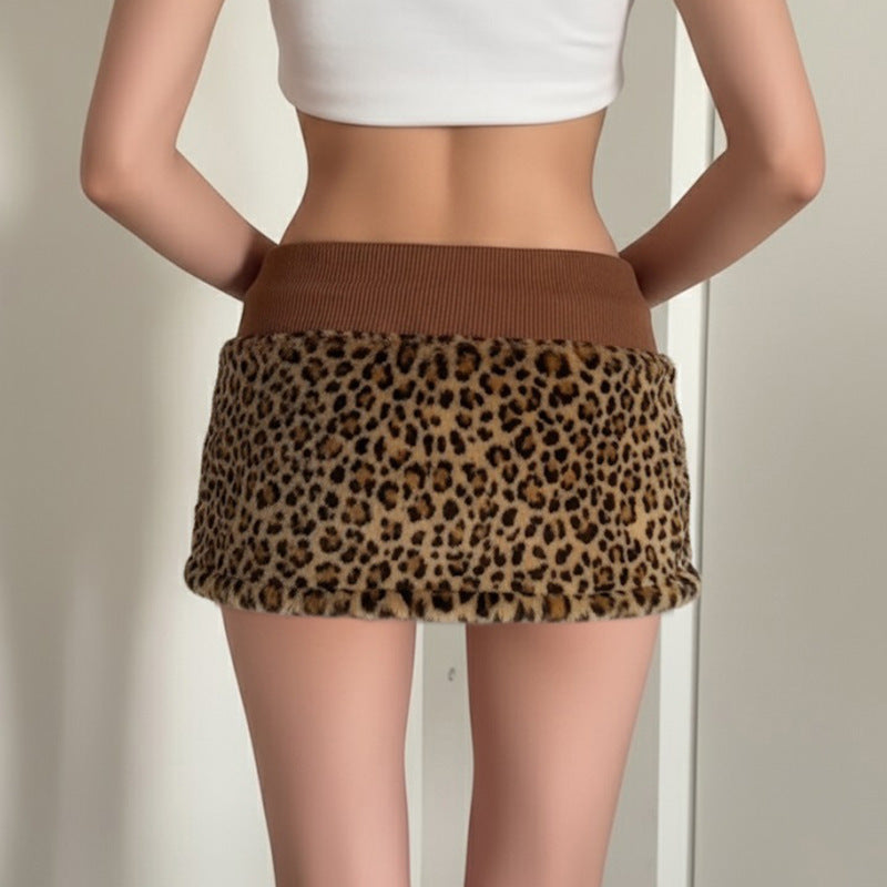Kort, brunt miniskjørt med elegant leoparddesign for kvinner. Trendy hverdagsskjørt og festskjørt med mote.