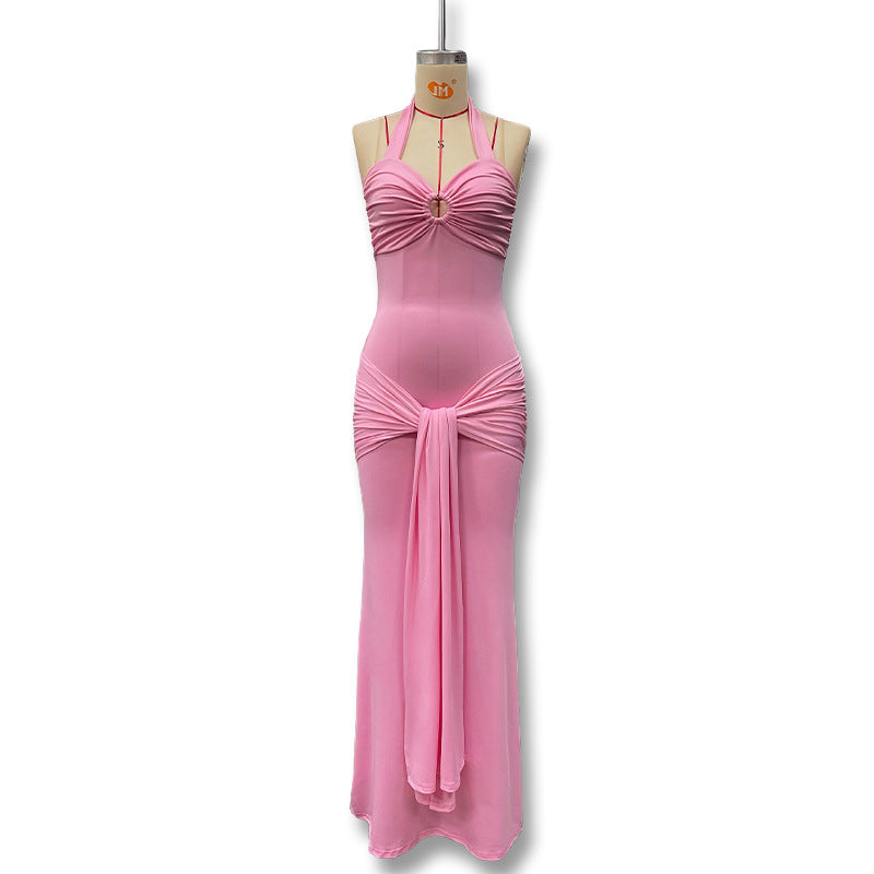 Formell halterneck aftenkjole for dame. En lang, figursydd selskapskjole som fremhever figuren elegant.