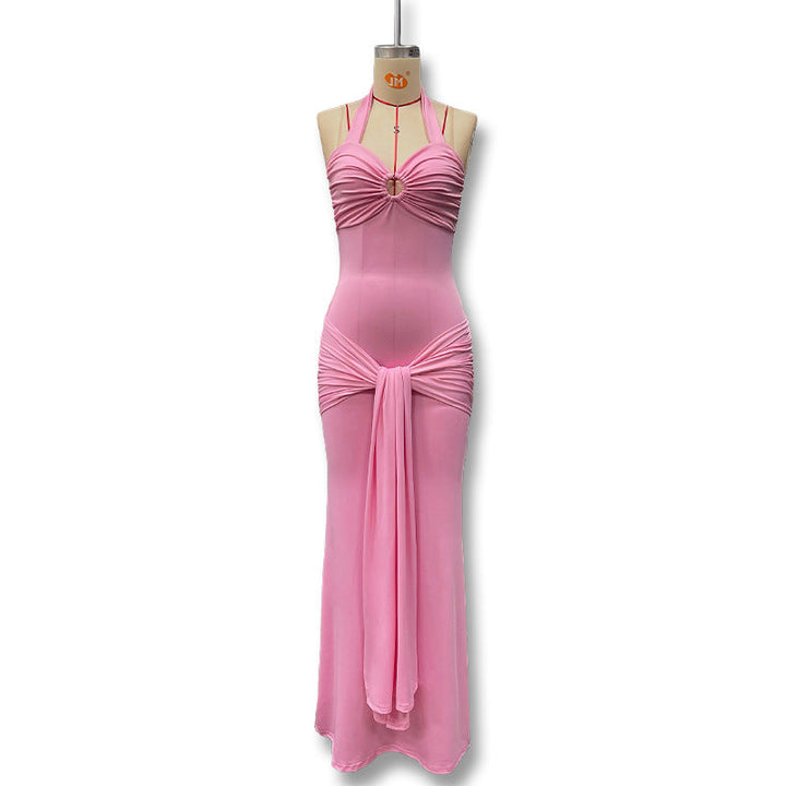 Formell halterneck aftenkjole for dame. En lang, figursydd selskapskjole som fremhever figuren elegant.