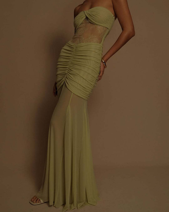 Turkisblå elegant damekjole med offshoulder blondedetaljer. Rynket festkjole for bryllup og galla.
