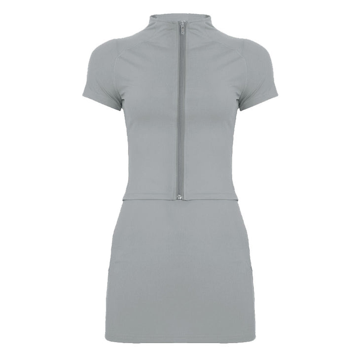 Flatt bilde av komfortabelt dame sett. Trendy kortermet topp og elastisk skjørt i sporty design.
