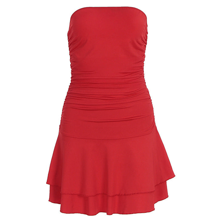 Stilig festkjole for dame: figurformende halterneck design med moderne asymmetrisk kant.