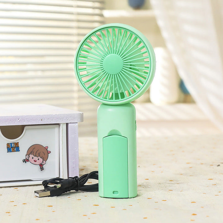 Nærbilde av ergonomisk USB-vifte i elegant design, klar for enkel opplading og bruk.