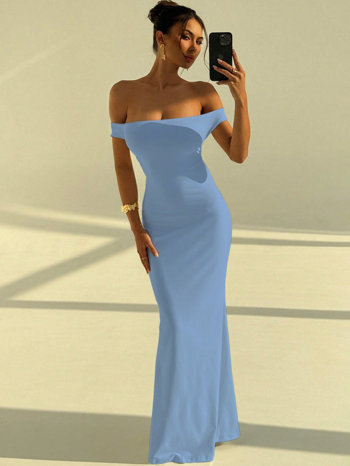 Elegant figurnær off-shoulder maxikjole for damer, allsidig for både sommer og festlige anledninger.