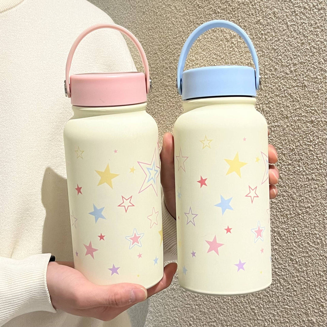 Blå 900ml isolert drikkeflaske med stjernemotiv. Robust og BPA-fri for sport, skole og et aktivt liv.
