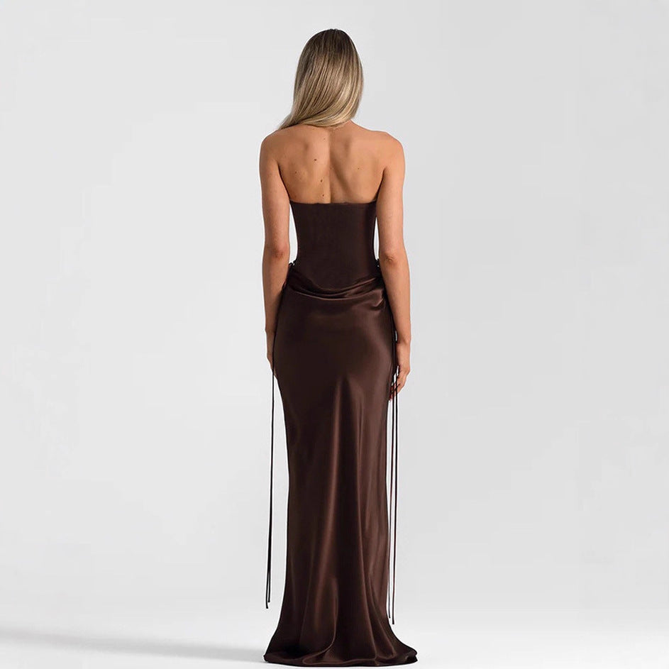 Stilren off-shoulder maxikjole med smigrende snitt og flytende stoff, ideell for bryllupsgjest.