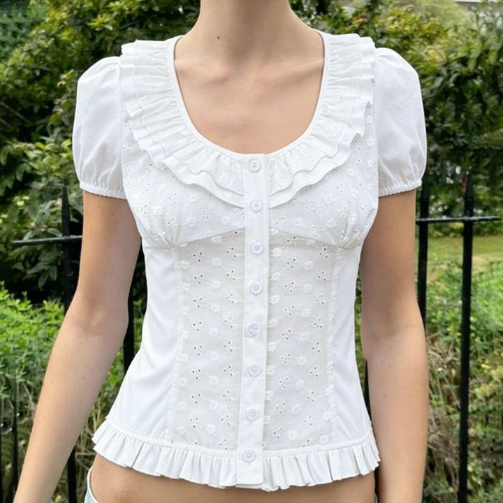 Hvit damebluse med blomstermønster, volanger og voluminøse ermer for elegant sommerlook.