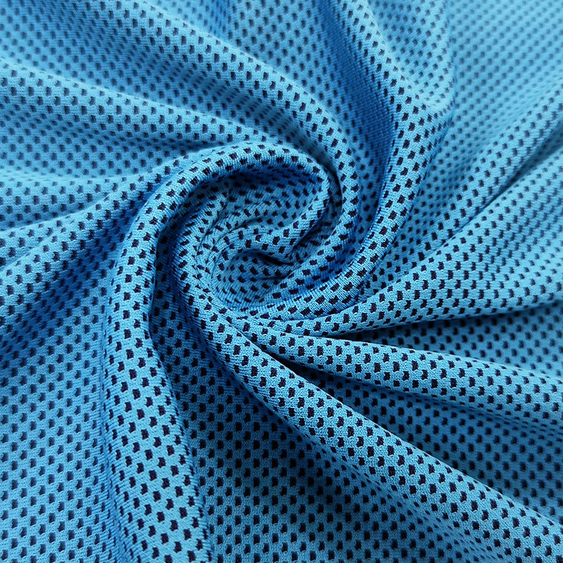Detaljbilde av mykt, hurtigtørkende mikrofiber sportshåndkle. Pustende materiale perfekt for kvinner.