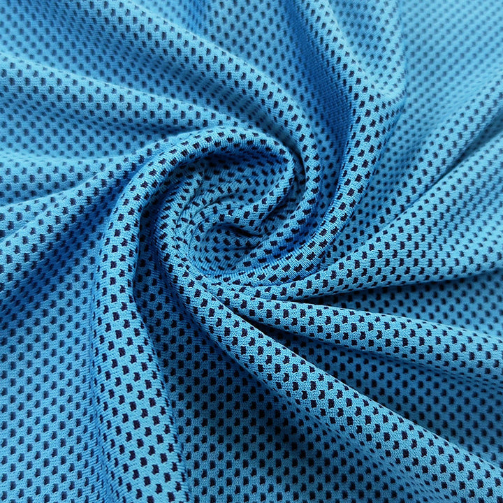 Detaljbilde av mykt, hurtigtørkende mikrofiber sportshåndkle. Pustende materiale perfekt for kvinner.