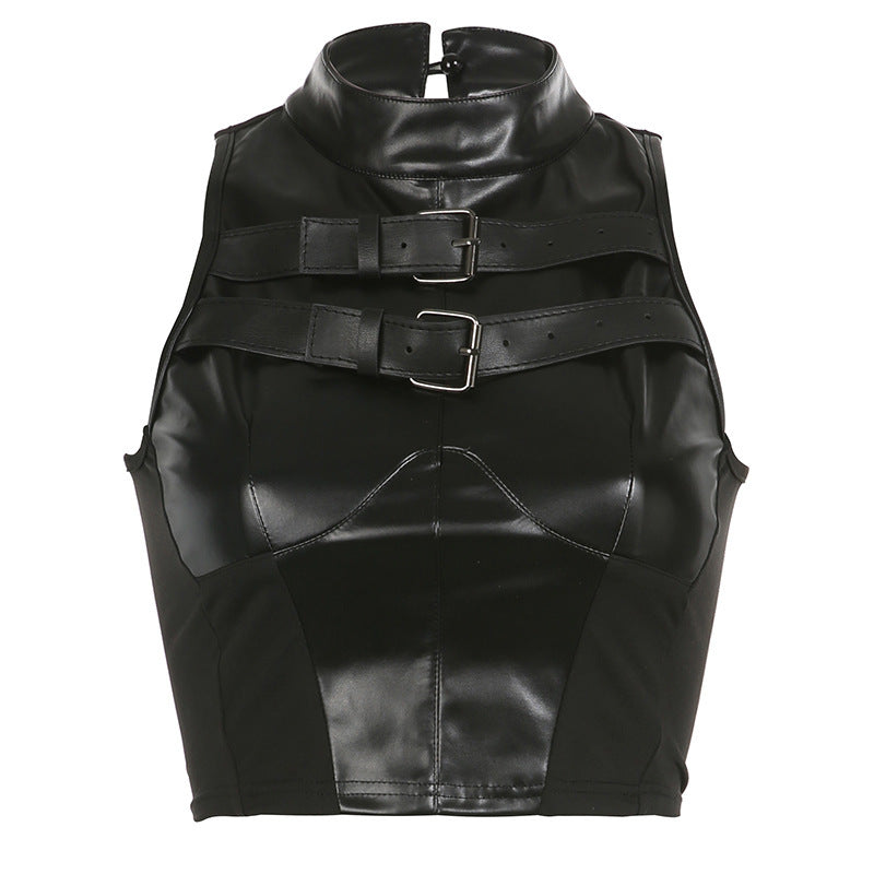 Stilfull svart crop-top med fremtredende justerbare spenner. En trendy kort topp for damer til fest.