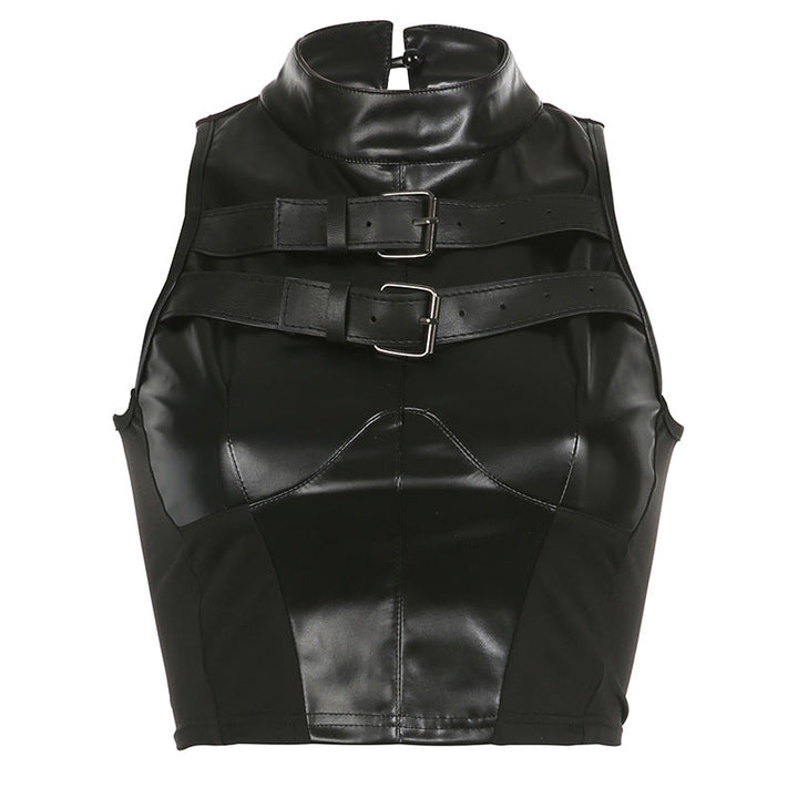 Stilfull svart crop-top med fremtredende justerbare spenner. En trendy kort topp for damer til fest.