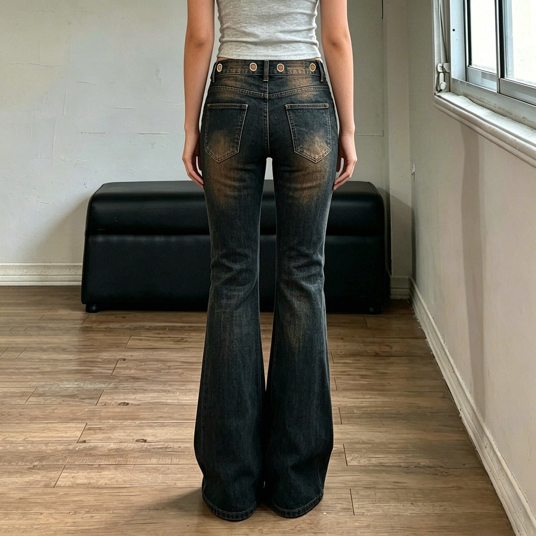Modell i blå damejeans med løs passform, viser trendy hverdagsklær og komfortabel fritidsstil.