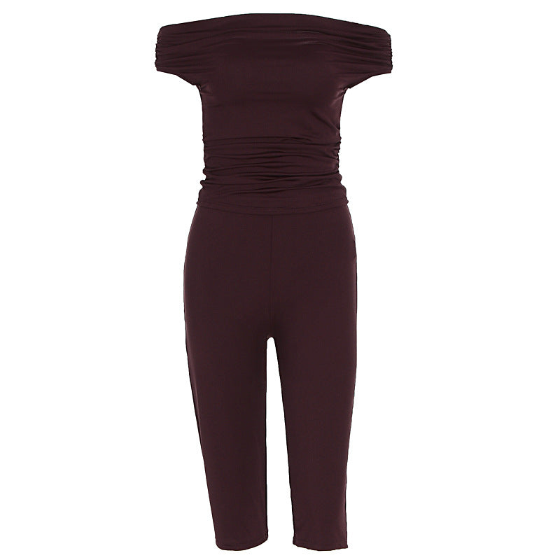 Damejumpsuit i vinrød med rynkedetaljer og skuldrebar design. En elegant og trendy look for sommerens anledninger.