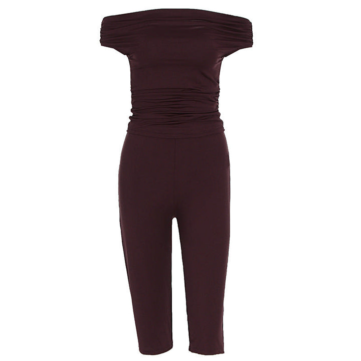 Damejumpsuit i vinrød med rynkedetaljer og skuldrebar design. En elegant og trendy look for sommerens anledninger.