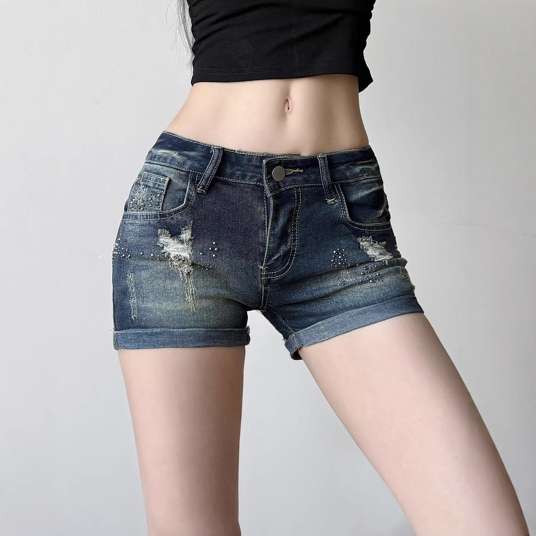 Trendy glitrende dameshorts i denim. Ideell for en moderne sommerstil, både til fritid og fest.