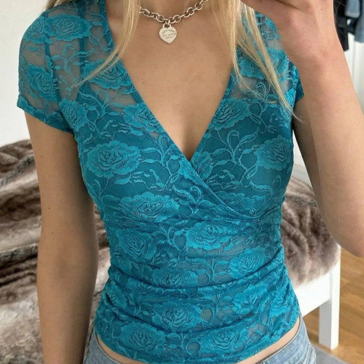 Stilig dame bluse med blomsterprint og V-hals, perfekt som vårtopp eller sommertopp for en feminin look.