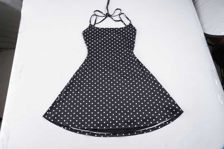 Komfortabel og luftig sommerkjole med prikkemønster, en elegant og lett damekjole for varme dager.