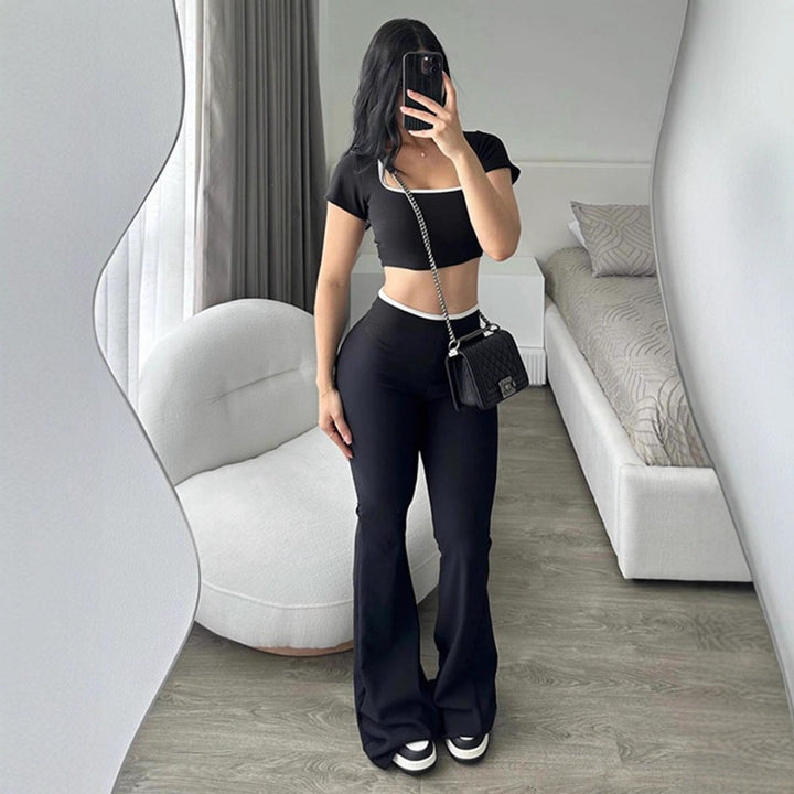Stilig hvit crop-top i mykt stoff, del av et todelt sett for kvinner. Moderne og trendsettende sommerstil.
