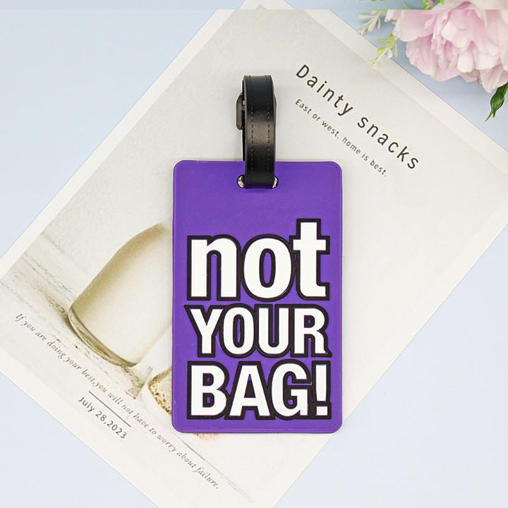 Humoristisk bagasjelapp med teksten 'Probably not your bag' – perfekt for din trygge flyreise.