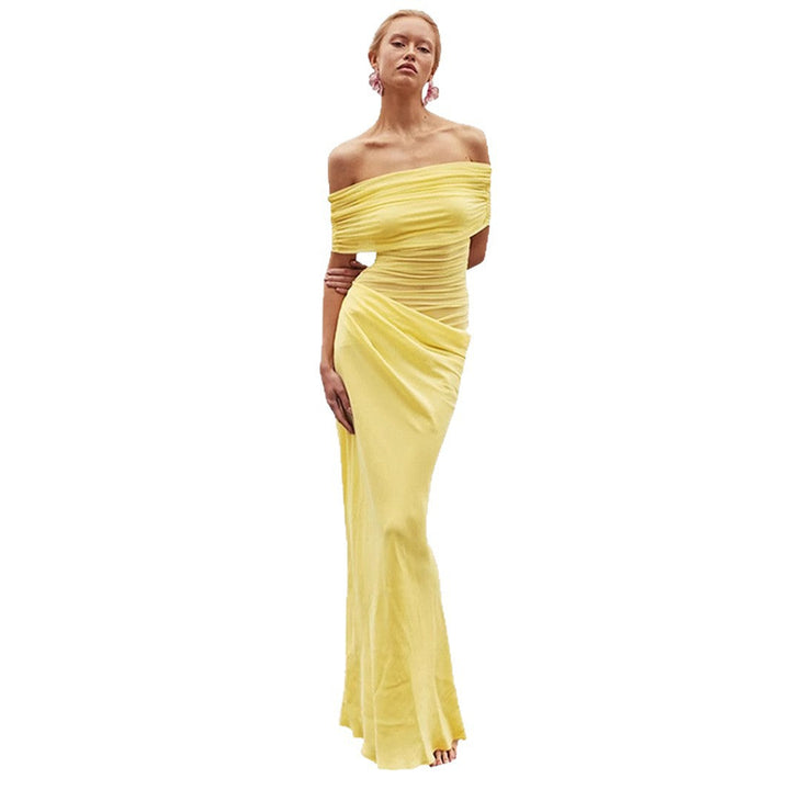 Moderne dame off-shoulder omslagskjole med sofistikert drapering. En elegant festkjole for spesielle anledninger.