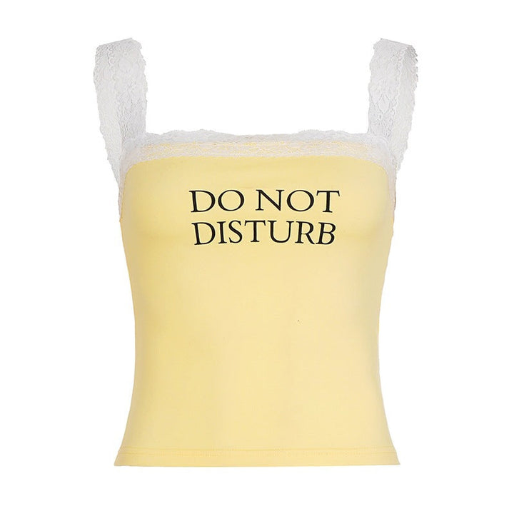 Dame topp i gul med spagettistropper, blonde og tekstdetalj, et must-have for komfortabel sommerstil.