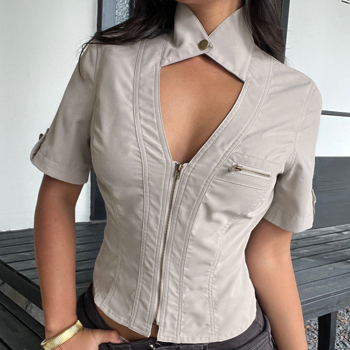 Elegant grå damebluse med kortermet og dekorativ glidelås. Mønstret vår- og sommertopp.
