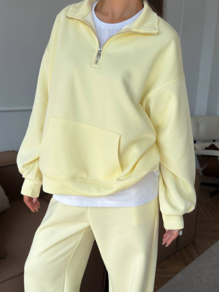 Trendy kvinnelig sett med høy krage og vid passform overdel og bukse, perfekt for en sporty og avslappet look.