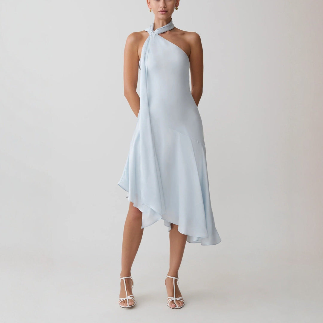 Chic asymmetrisk blå kjole for kvinner. Stilfull fest- og sommerkjole med tynne, elegante stropper.