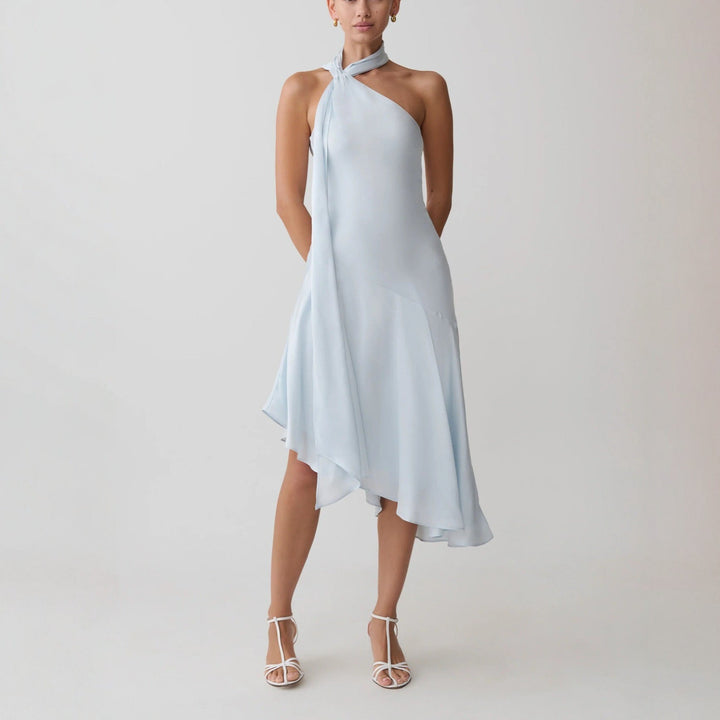 Chic asymmetrisk blå kjole for kvinner. Stilfull fest- og sommerkjole med tynne, elegante stropper.